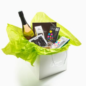 Ce coffret est composé de :1 bouteille de crémant rosé, 1 ballotin de 250g, 1 pavé Alsace, 1 orangette, 1 tablette de chocolat au lait, 1 tablette de chocolat noir, 1 sucette chocolat et 1 P’tit G